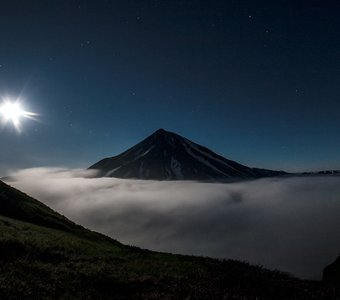 Луна над вулканом Креницина.