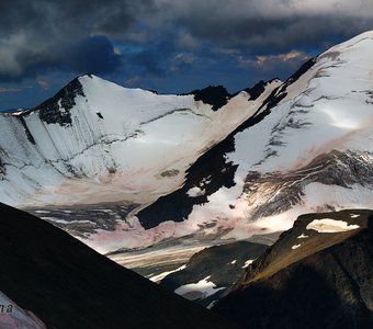 Южно-Чуйский хребет с арбузным льдом на ледниках и густое-густое небо