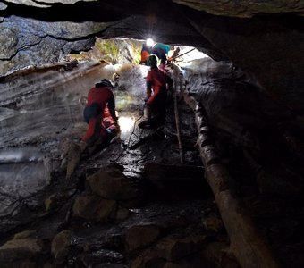 Спуск в Кургазакскую пещеру