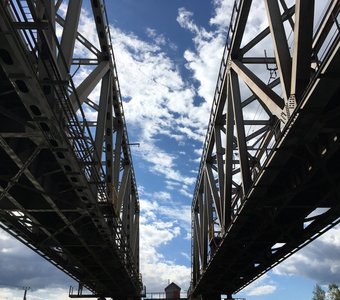 Создание человеческое. Железнодорожный мост.