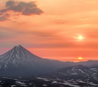 Рассвет с видом на Вилючинский вулкан