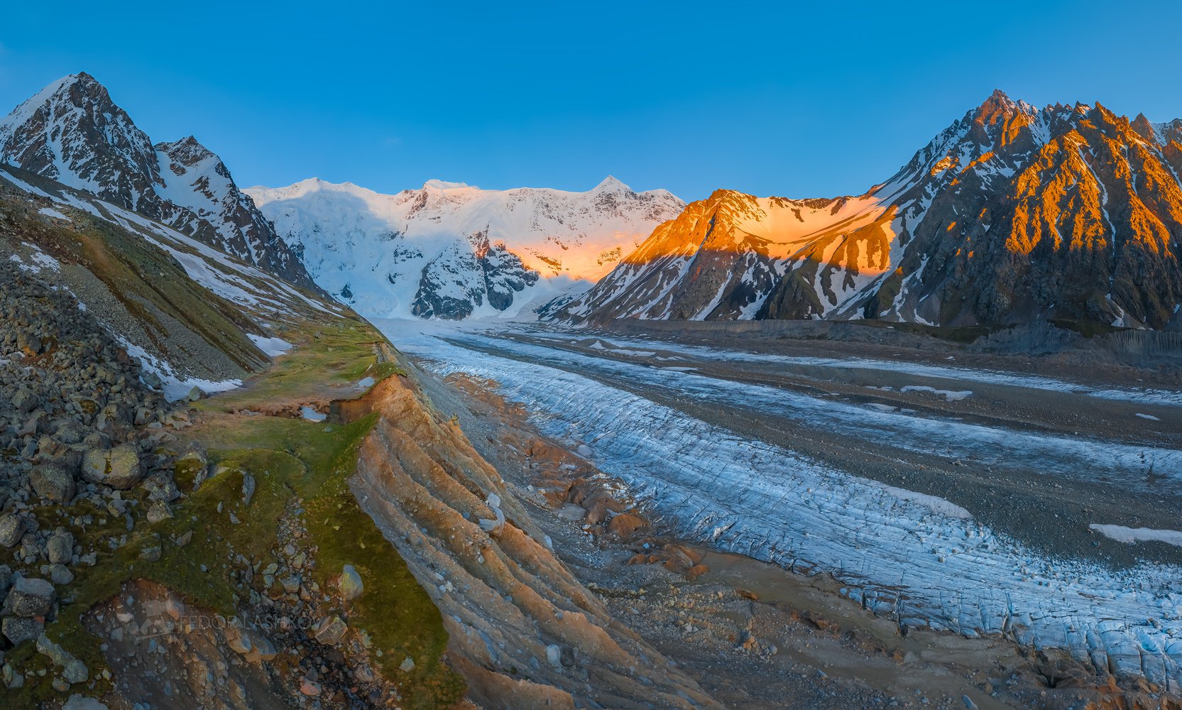 Безенгийский ледник на рассвете