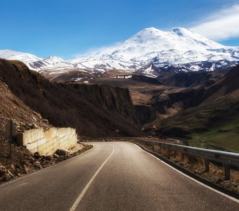Дорога на Джилы-Су с видом на Эльбрус