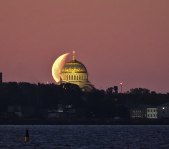Восход Луны над Никольским Морским собором Кронштадта🌜 4 июля'21