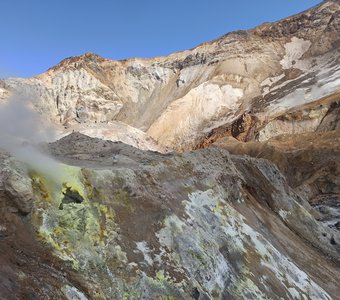 Фумарольные поля первого кратера вулкана