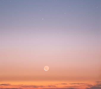 Восход луны в созвездии Близнецы над плато Демерджи