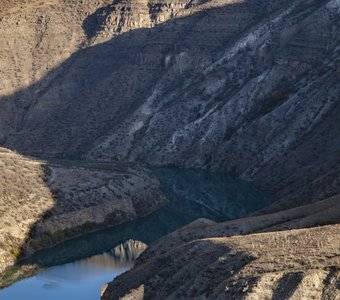 Сулакский каньон близ деревни Зобутли осенним утром
