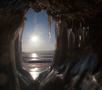 Ледяная пещера на байкале