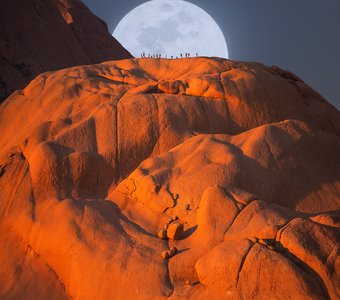 15 туристов, Луна и одна намибийская скала (Намибия, Шпитцкоппе)