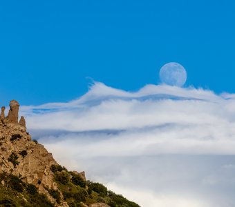 Луна, плавающая на волнах облаков.