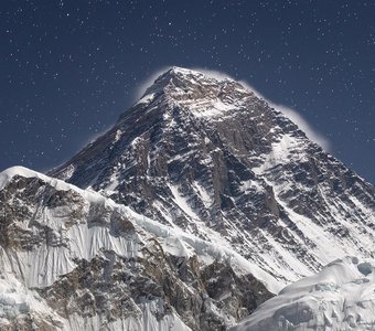 Эверест (8 848 м) под звездным небом