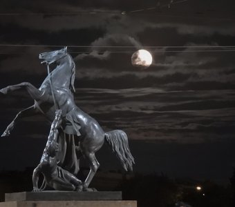 "Такая разная Луна" Кони Клодта, украшающие Аничков мост и Луна🌕 22 августа'21.
