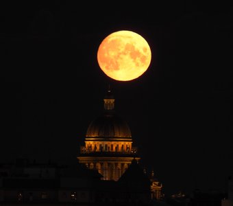 Луна над Исаакиевским собором, Петербург август