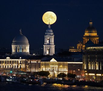 Луна над Екатерининской церковью и Исаакиевский собор, Петербург август