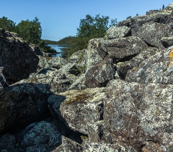 Пейзаж в каменной раме