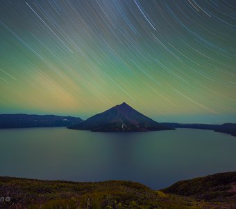 Остров Онекотан и Пик Креницына  в звёздную ночь