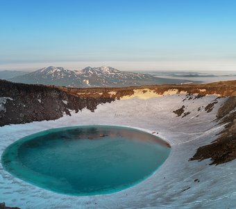 Озеро в кратере вулкана Мутновский на Камчатке