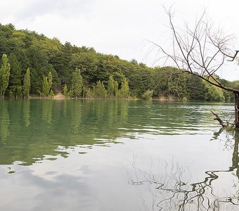 Панорамный вид на горное Бирюзовое озеро
