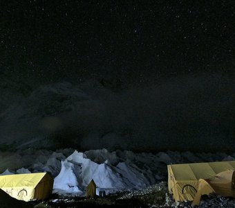 Ночь в базовом лагере Эвереста