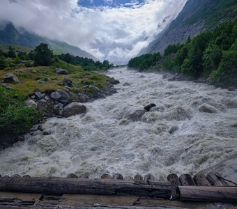 Бурные горные реки.