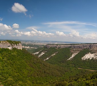 Панорамный вид на долину с вершины Мангуп-Кале