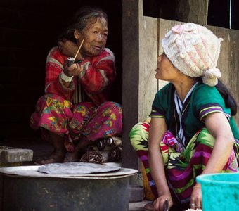 Женщины за домашней работой, Мьянма, штат Чин