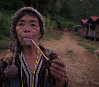 Женщина с трубкой, Мьянма, штат Чин