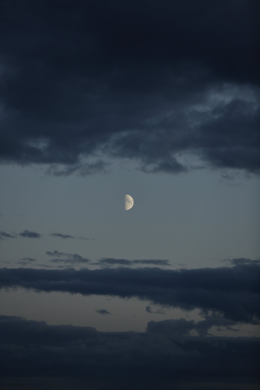 Молодая Луна шагает сквозь облака