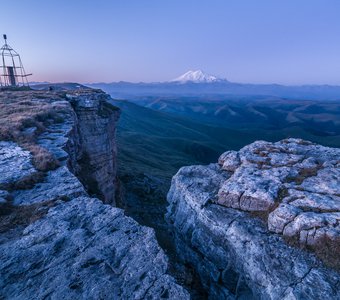 Предрассветная тишина.