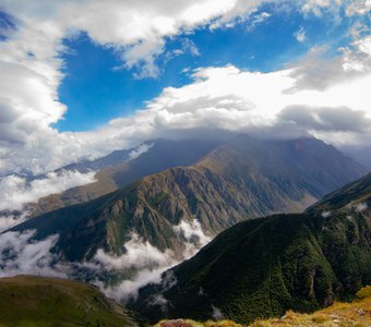 Кавказский хребет в облаках