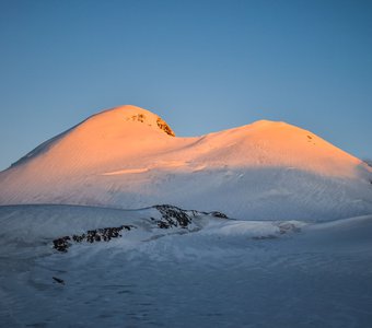 Казбек под лучами закатного солнца