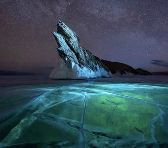 Волшебное ночное небо великого озера Байкал