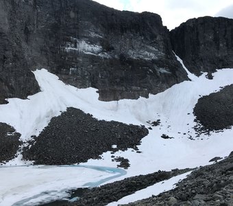 Ледниковое озеро недалеко от перевала Геологов в Хибинах.