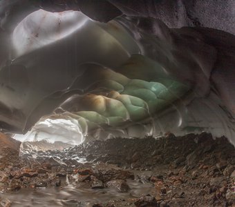 Ледяная пещера на склоне вулкана Мутновский