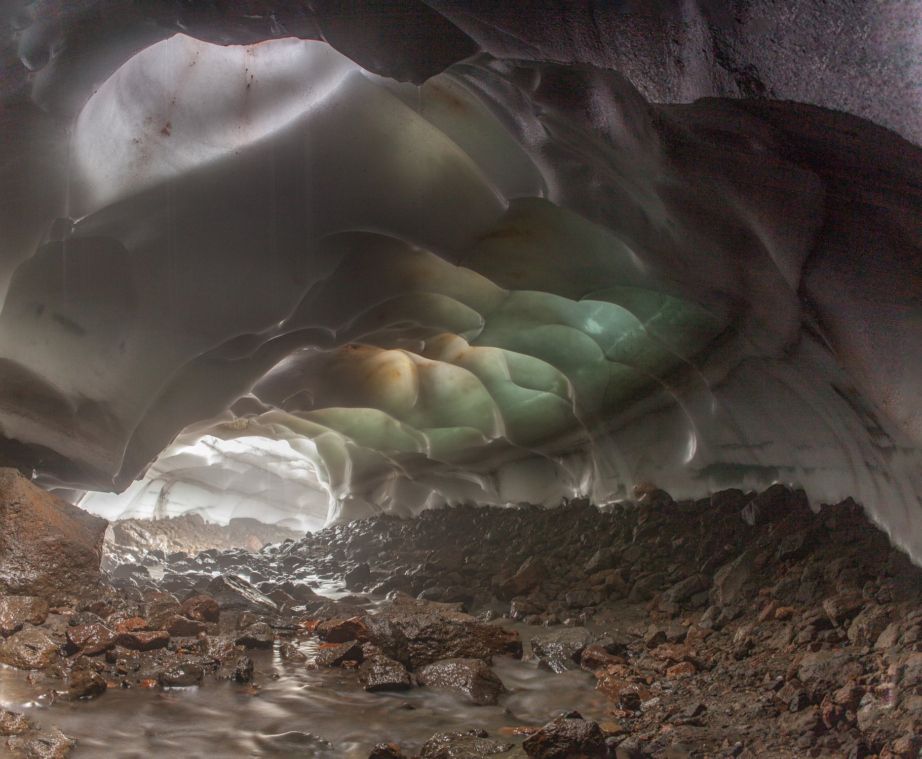 Ледяная пещера на склоне вулкана Мутновский