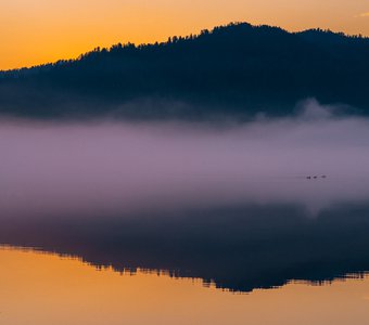 Рассвет над озером