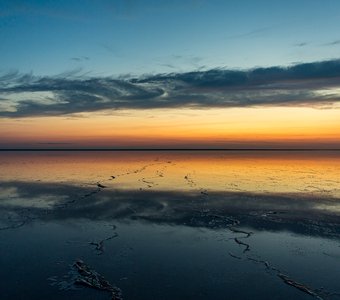Закат на соленом озере Эльтон