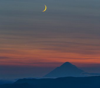 Луна и Венера над Опальской сопкой