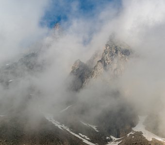 Вершина Трёхглавая в тумане