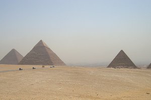 Туристы в Египте оголились возле пирамид: их задержали