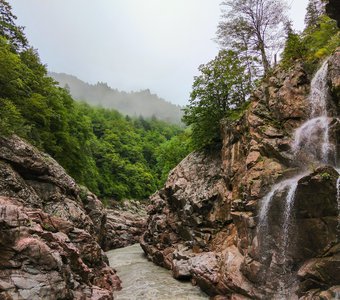 Редкий водопад в горах