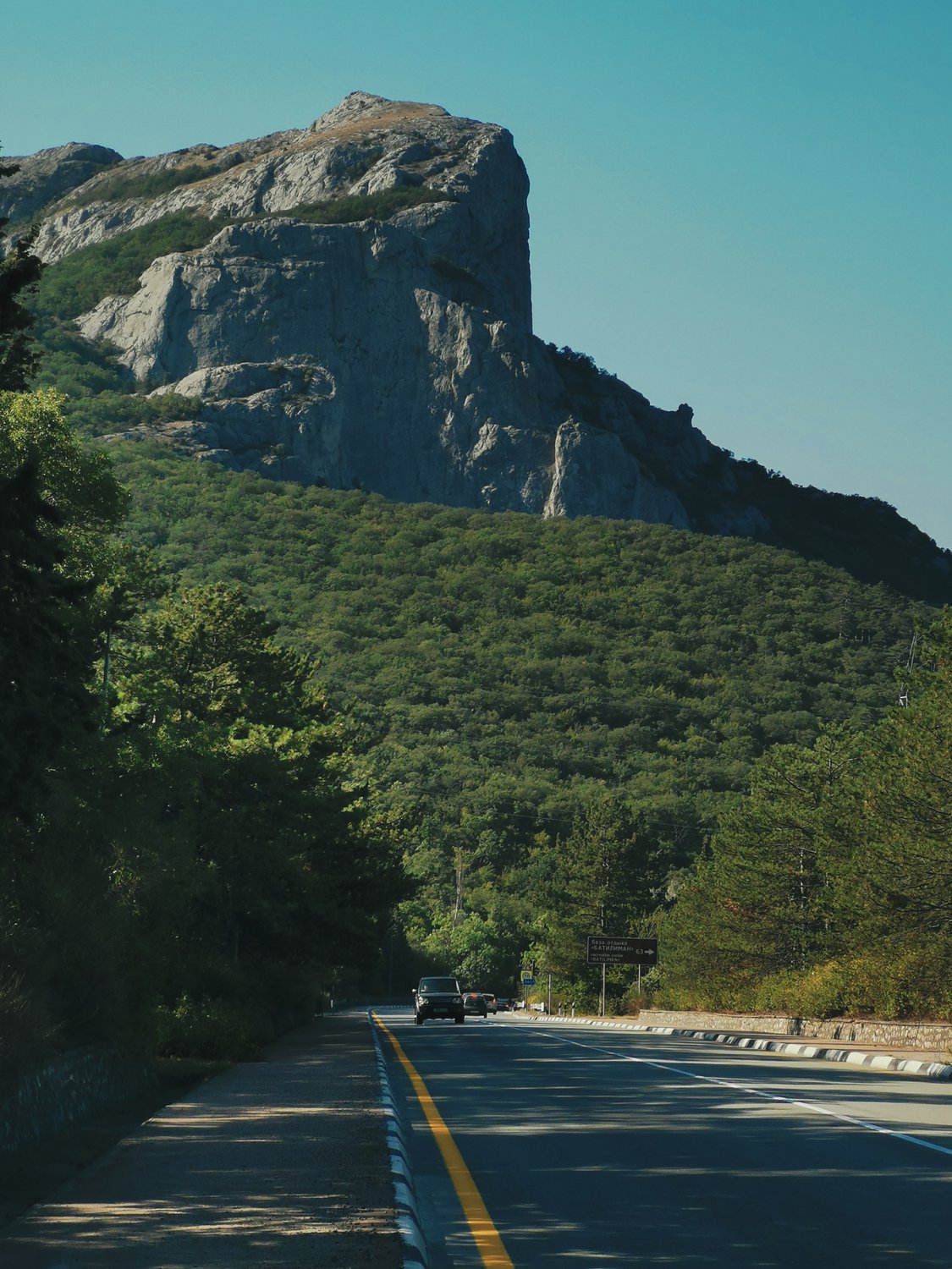 Дорога на фоне горы Ильяс-Кая