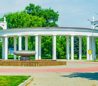 Арка-колоннада на входе в парк "Соловьиная роща".