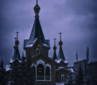 Храм в зимних сумерках
