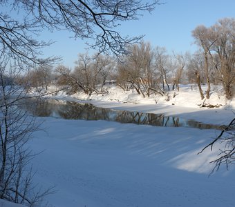 Река в оковах зимы
