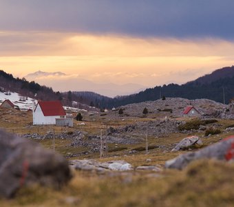 Спящая деревня в горах. Плоскогорье Кучка Корыта. Черногория