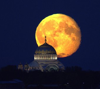 Ещё один вариант восхода Луны над Никольским собором Кронштадта🌖