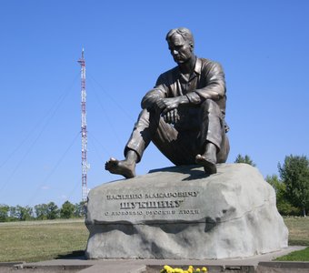 Памятник Василию Макаровичу Шукшину.