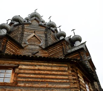 Храм во имя Покрова  Пресвятой Богородицы.