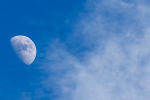 Почему иногда мы видим Луну днем?